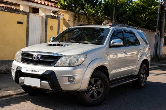 TOYOTA HILUX SW4 3.0 SRV 4X4 16V TURBO INTERCOOLER DIESEL 4P AUTOMÁTICO TOYOTA HILUX SW4 3.0 SRV 4X4 16V TURBO INTERCOOLER DIESEL 4P AUTOMÁTICO